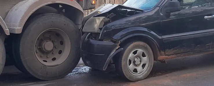 PISCOU, BATEU - Violenta colisão entre carro e caminhão deixa motorista gravemente ferido na zona Sul de Porto Velho 
